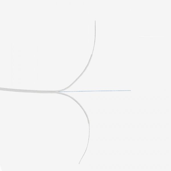 2000 metre drop kablo ürününün beyaz kılıfı açılmış ucunda mavi fiber ve iki yan destek